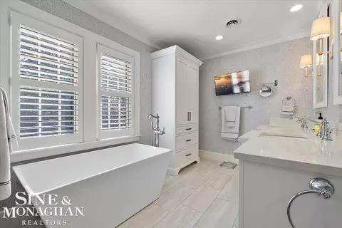 Bath - 870 Washington, Grosse Pointe, MI 48230 photo 4 of 10