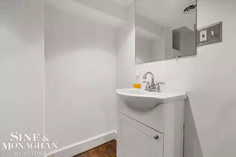 Bath - 870 Washington, Grosse Pointe, MI 48230 photo 9 of 10