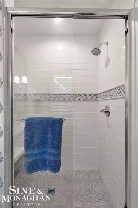 Bath - 870 Washington, Grosse Pointe, MI 48230 photo 3 of 10