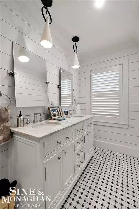 Bath - 870 Washington, Grosse Pointe, MI 48230 photo 8 of 10