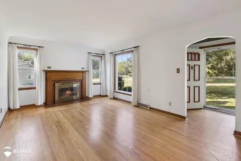 Living - 6363 Flushing, Flushing, MI 48433 photo 2 of 6