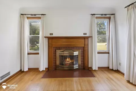 Living - 6363 Flushing, Flushing, MI 48433 photo 3 of 6