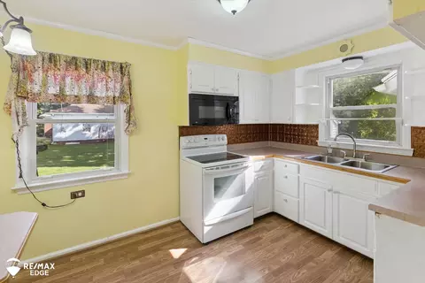 Kitchen - 6363 Flushing, Flushing, MI 48433 photo 3 of 4