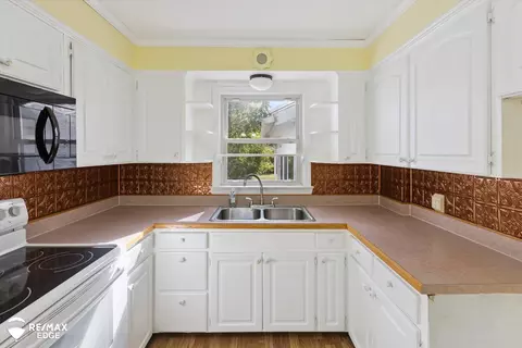 Kitchen - 6363 Flushing, Flushing, MI 48433 photo 2 of 4