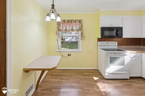 Kitchen - 6363 Flushing, Flushing, MI 48433 photo 4 of 4