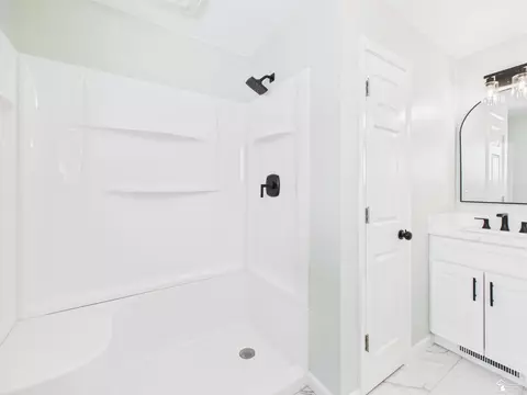 Bath - 155 Lavender, Monroe, MI 48162 photo 6 of 14