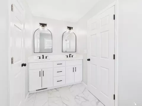 Bath - 155 Lavender, Monroe, MI 48162 photo 8 of 14