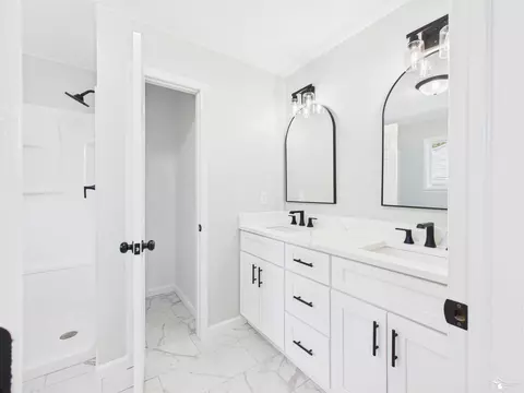 Bath - 155 Lavender, Monroe, MI 48162 photo 5 of 14