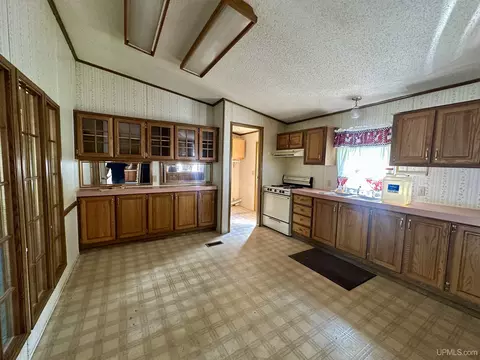 11 Mapleview, Gladstone, MI 49837 photo 5