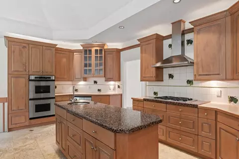 Kitchen - 3300 Fieldstone, Flushing, MI 48433 photo 2 of 3