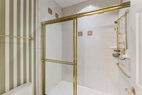 Bath - 3300 Fieldstone, Flushing, MI 48433 photo 5 of 6