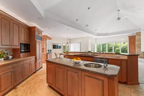 Kitchen - 3300 Fieldstone, Flushing, MI 48433 photo 3 of 3