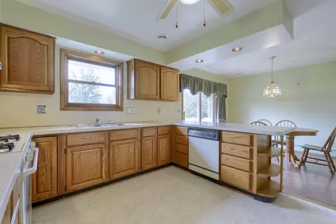 Kitchen - 2734 E Wattles, Troy, MI 48085 photo 4 of 4