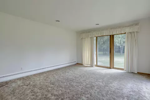 Living - 2734 E Wattles, Troy, MI 48085 photo 5 of 6