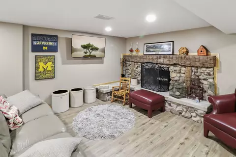 Living - 2112 Morrish, Flushing, MI 48433 photo 3 of 3