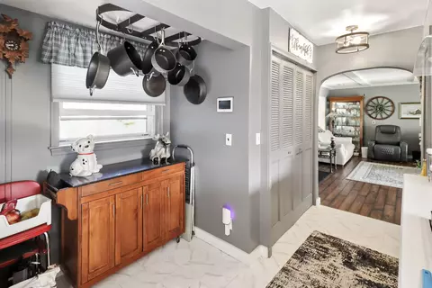 Entry Way - 2112 Morrish, Flushing, MI 48433 photo 2 of 5