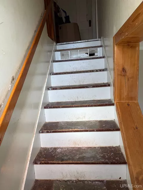 Entry Way - 16 Center, L'anse, MI 49946 photo 4 of 5