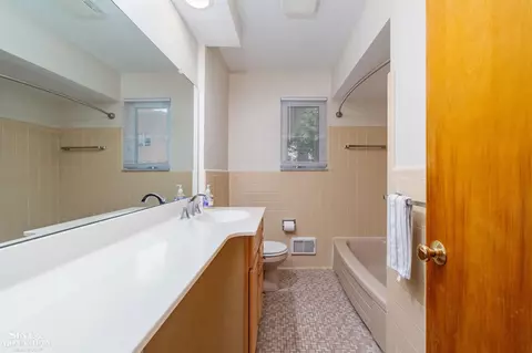 Bath - 1846 Aline, Grosse Pointe Woods, MI 48236 photo 1 of 2