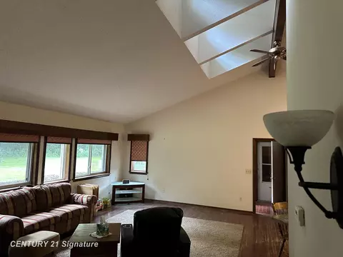 Living - 7320 Gillette, Flushing, MI 48433 photo 5 of 5