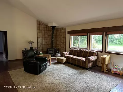 Living - 7320 Gillette, Flushing, MI 48433 photo 2 of 5