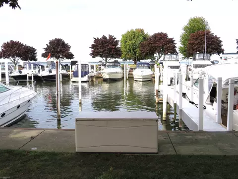 41700 Conger Bay G-271, Harrison Township, MI 48045