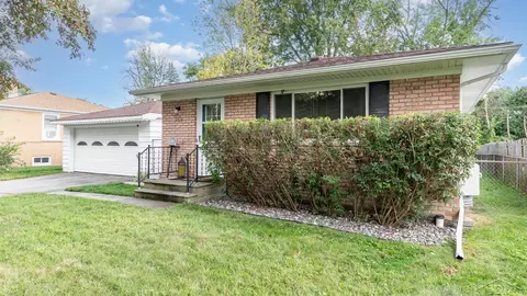 555 Pioneer Trl, Saginaw, MI 48604