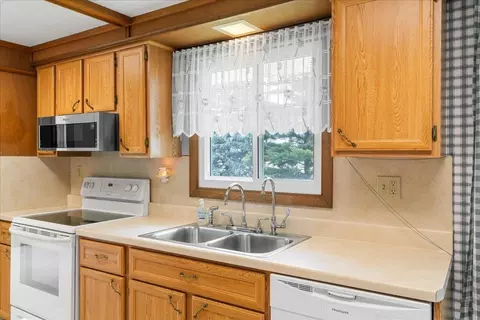 Kitchen - 8360 Lytle, Corunna, MI 48817 photo 3 of 4