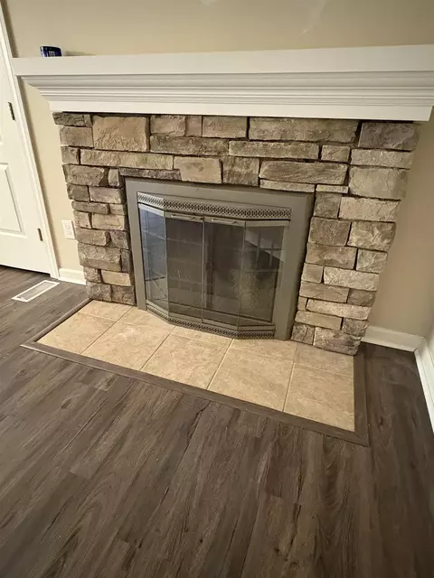 Living - 1345 Flushing, Flushing, MI 48433 photo 3 of 5