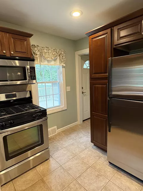 Kitchen - 1345 Flushing, Flushing, MI 48433 photo 3 of 4