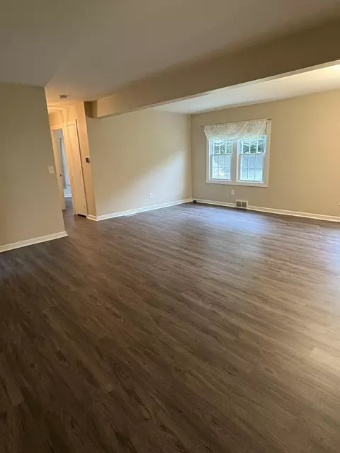 Living - 1345 Flushing, Flushing, MI 48433 photo 2 of 5