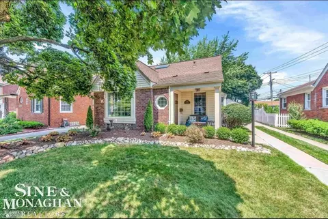 1842 Lochmoor, Grosse Pointe Woods, MI 48236