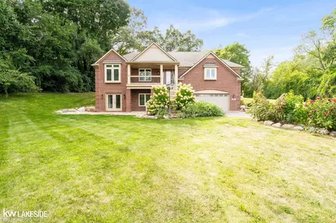 685 Sunset, White Lake, MI 48383