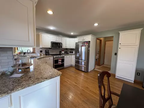 Kitchen - 6509 Stonebrook, Flushing, MI 48433 photo 2 of 4