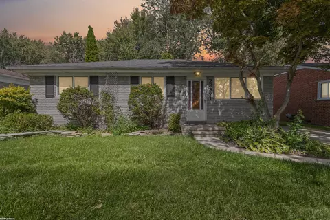 23371 Deanhurst, Clinton Township, MI 48035