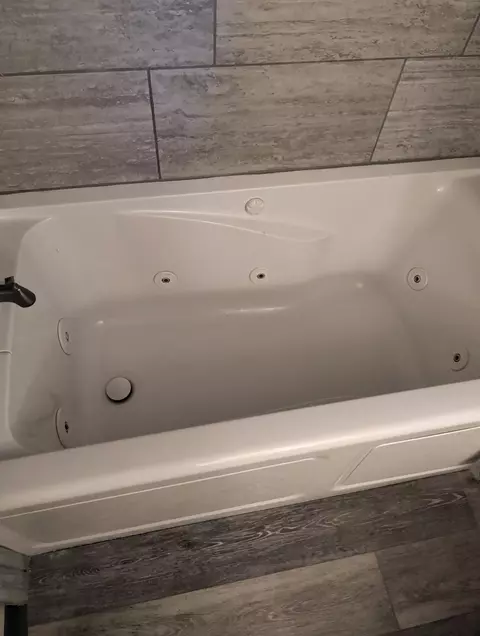 Bath - 5708 Western, Flint, MI 48506 photo 6 of 7