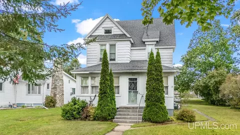 912 Michigan, Gladstone, MI 49837