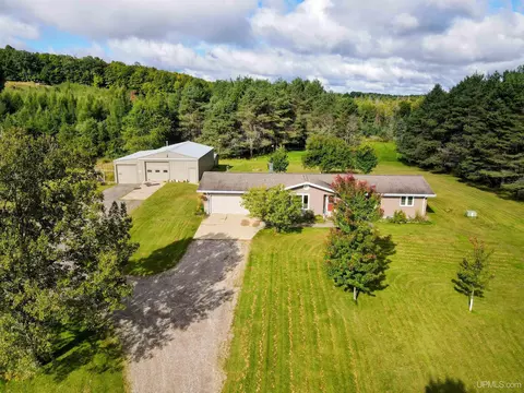 n3700 Motts Landing Road, Iron Mountain, MI 49801