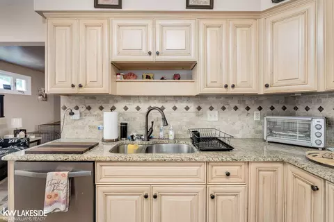 Kitchen - 47159 Meadowbrook, Macomb, MI 48044 photo 3 of 4