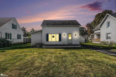 9456 Genesee, New Lothrop, MI 48460
