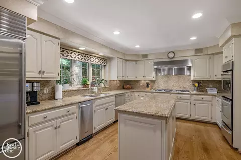 Kitchen - 12 Rose Ter, Grosse Pointe Farms, MI 48236 photo 3 of 11
