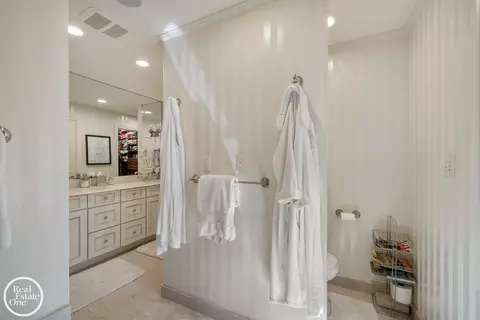 Bath - 12 Rose Ter, Grosse Pointe Farms, MI 48236 photo 5 of 8