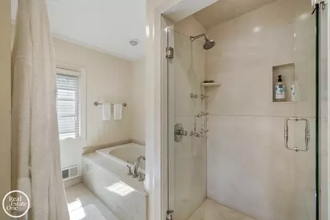 Bath - 12 Rose Ter, Grosse Pointe Farms, MI 48236 photo 4 of 8