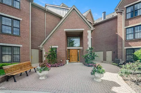 36 Pointe Park Pl, Grosse Pointe Park, MI 48230