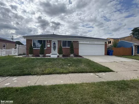 27575 Strathmoor Dr, Warren, MI 48092