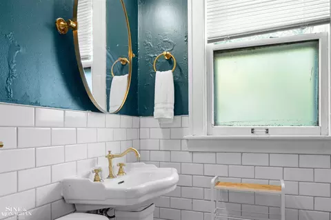 Bath - 1447 Wayburn, Grosse Pointe Park, MI 48230 photo 2 of 3
