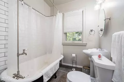 Bath - 1447 Wayburn, Grosse Pointe Park, MI 48230 photo 3 of 3