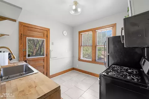 Kitchen - 1447 Wayburn, Grosse Pointe Park, MI 48230 photo 2 of 10