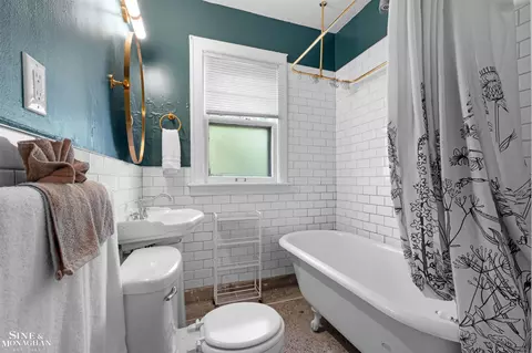 Bath - 1447 Wayburn, Grosse Pointe Park, MI 48230 photo 1 of 3
