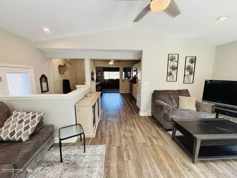 Living - 530 Sequoia, Davison, MI 48423 photo 3 of 5