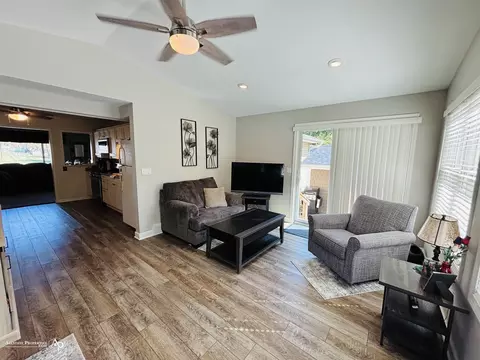 Living - 530 Sequoia, Davison, MI 48423 photo 2 of 5